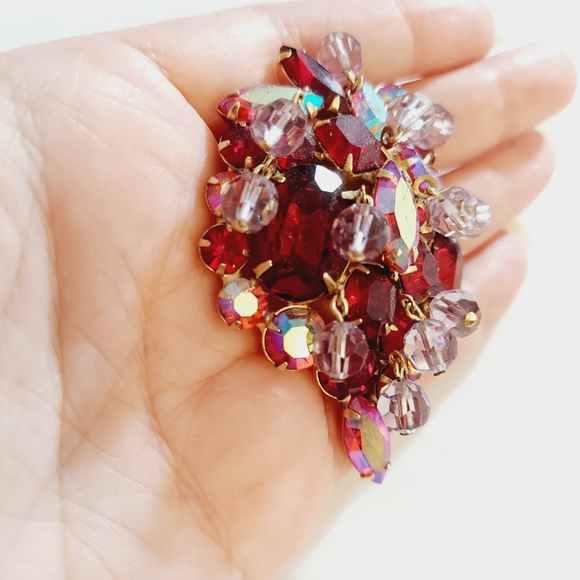 Vintage 50s red Julianna rhinestone iridescent aurora borielis crystal dangl pin - Picture 6 of 9